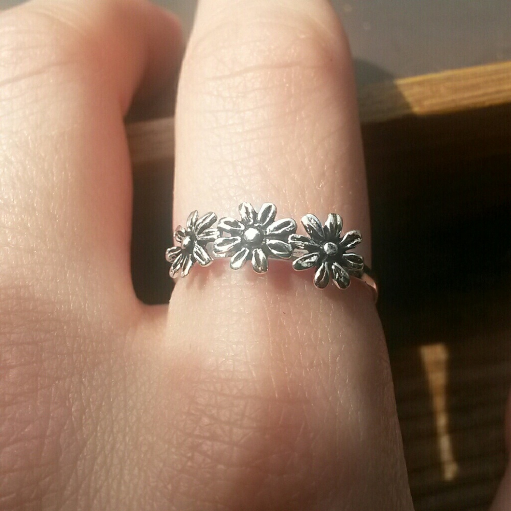 *NWOT* Silver Flower Ring